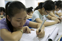 Китайские школы в двух городах резко ужесточили дисциплину для учащихся. Там запрещают держаться за руки и тем более— влюбляться.